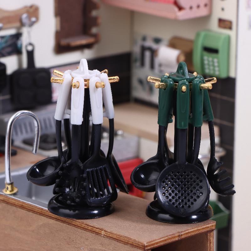 Kitchen Gadgets Under 100 - ชุดของเล่นจำลองเครื่องครัวขนาดเล็กแบบแขวนได้ 1 ชุด ประกอบด้วยตะหลิวและอุปกรณ์ครัวจำลอง สำหรับตกแต่งฉากครัวบ้านตุ๊กตา